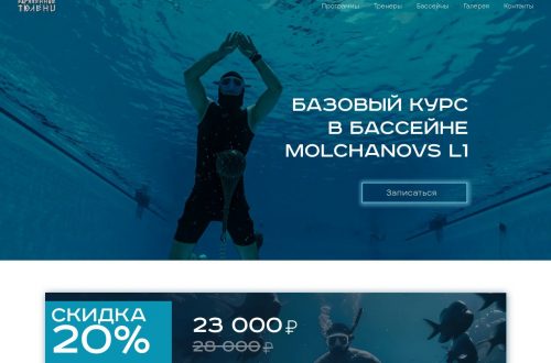 Фридайвер медленно плавает под водой, концентрируясь на дыхании и расслаблении